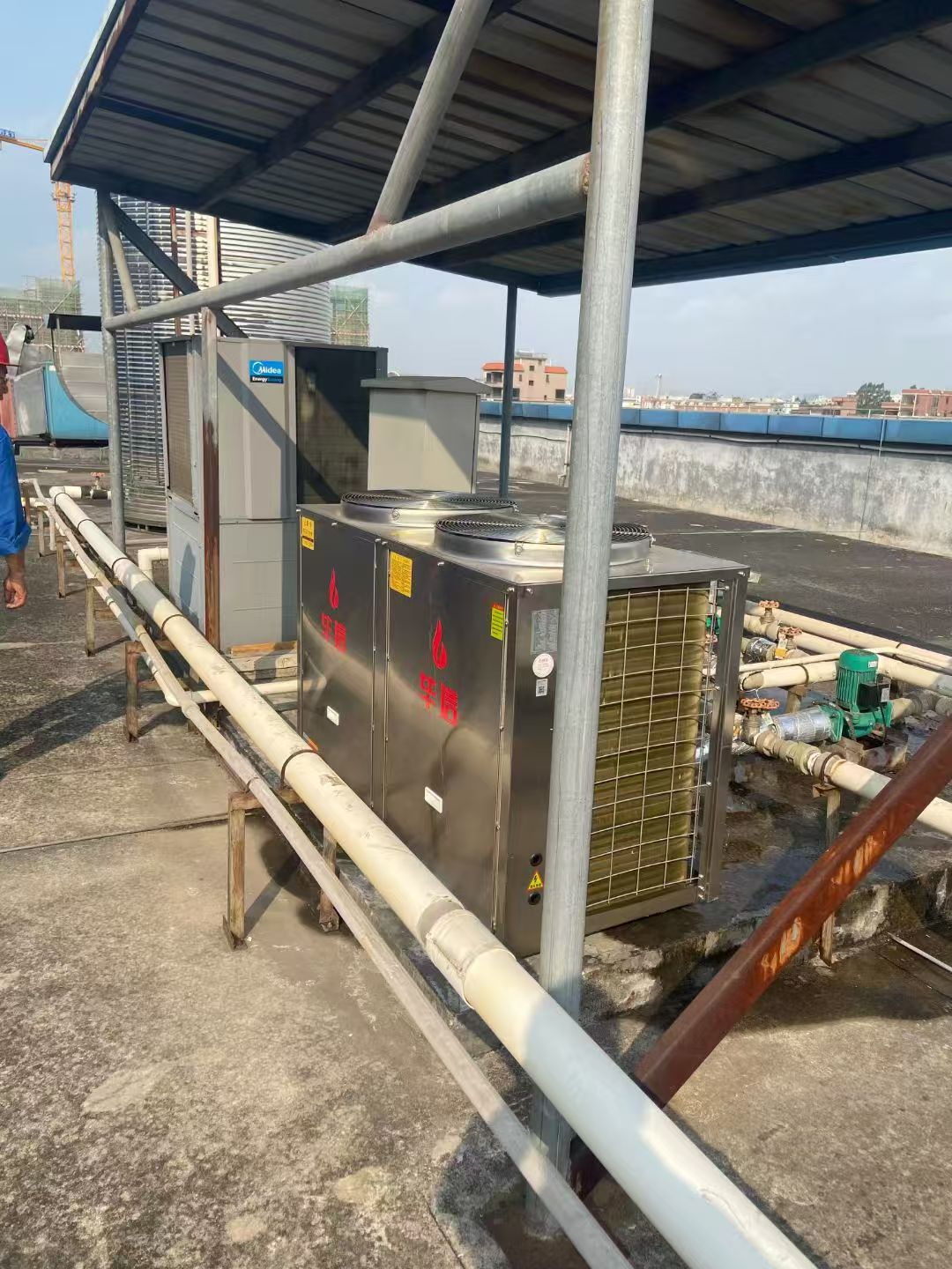 东莞纺织厂热水工程｜2 台 304 不锈钢毕信 10 匹空气能员工洗浴项目